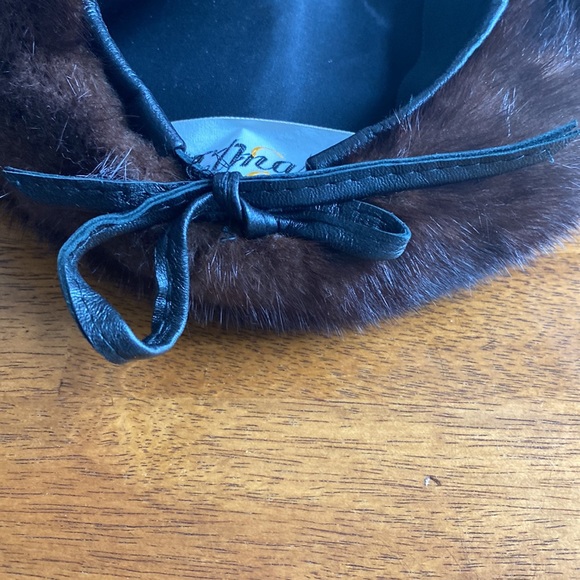 Vintage brown and black fur hat by Betmar Legante. Leather bow in back. - Picture 5 of 6